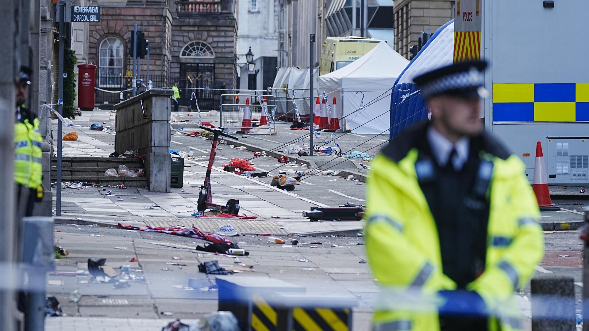 Полиция на месте, где был совершен наезд автомобиля на толпу болельщиков в Ливерпуле - РИА Новости, 1920, 27.05.2025