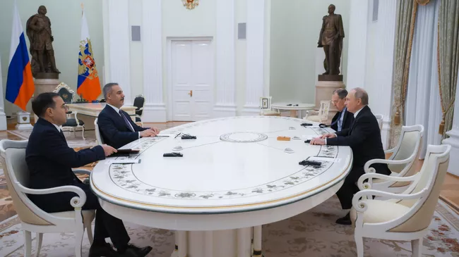 Президент РФ Владимир Путин и глава МИД Турции Хакан Фидан во время встречи
