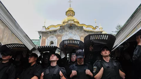 Сотрудники правоохранительных органов Украины обеспечивают правопорядок у входа в Киево-Печерскую лавру в Киеве