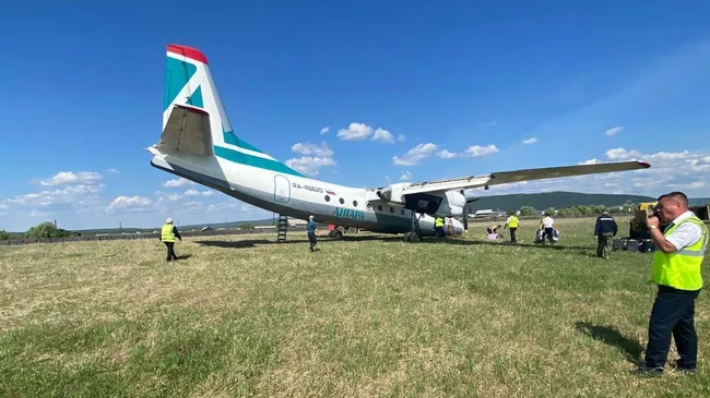 Cамолет Ан-24 выкатился за пределы взлетно-посадочной полосы в аэропорту города Киренска