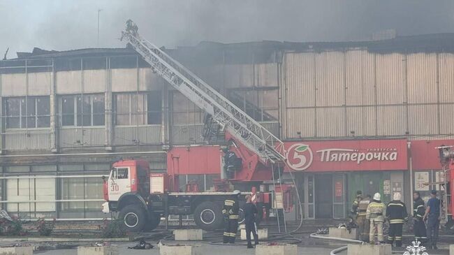 Сотрудники МЧС ликвидируют пожар в ТЦ в Зеленокумске Ставропольского края