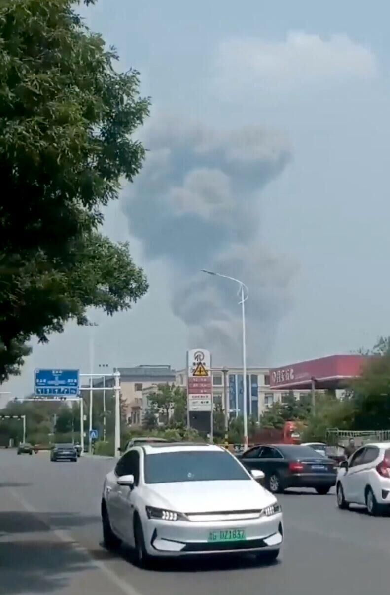 Дым над местом взрыва на химическом заводе в провинции Шаньдун на востоке Китая Дым над местом взрыва на химическом заводе в провинции Шаньдун на востоке Китая - РИА Новости, 1920, 27.05.2025