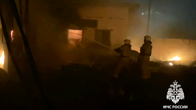 Сотрудники МЧС ликвидируют пожар в Иркутской области