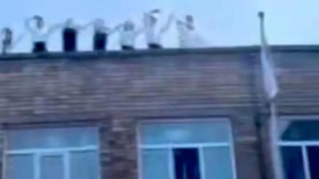 Школьники на последнем звонке танцевали на крыше во Владивостоке 