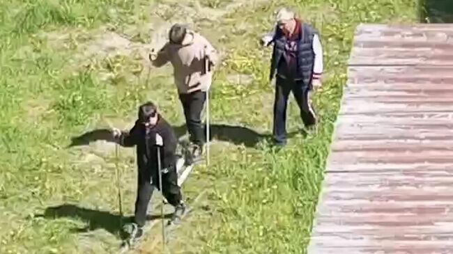 Преподаватель физкультуры политехнического техникума в Перми принимает зачет по лыжам у студентов в мае