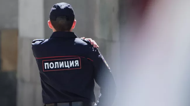 Сотрудник полиции на улице