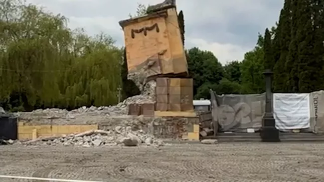 Власти Львова демонтировали колонны на входе в мемориальный комплекс Холм Славы