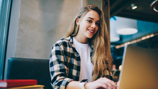 Девушка использует ноутбук