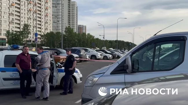 Парковка возле метро Тропарево, перекрытая из-за сомнительного предмета