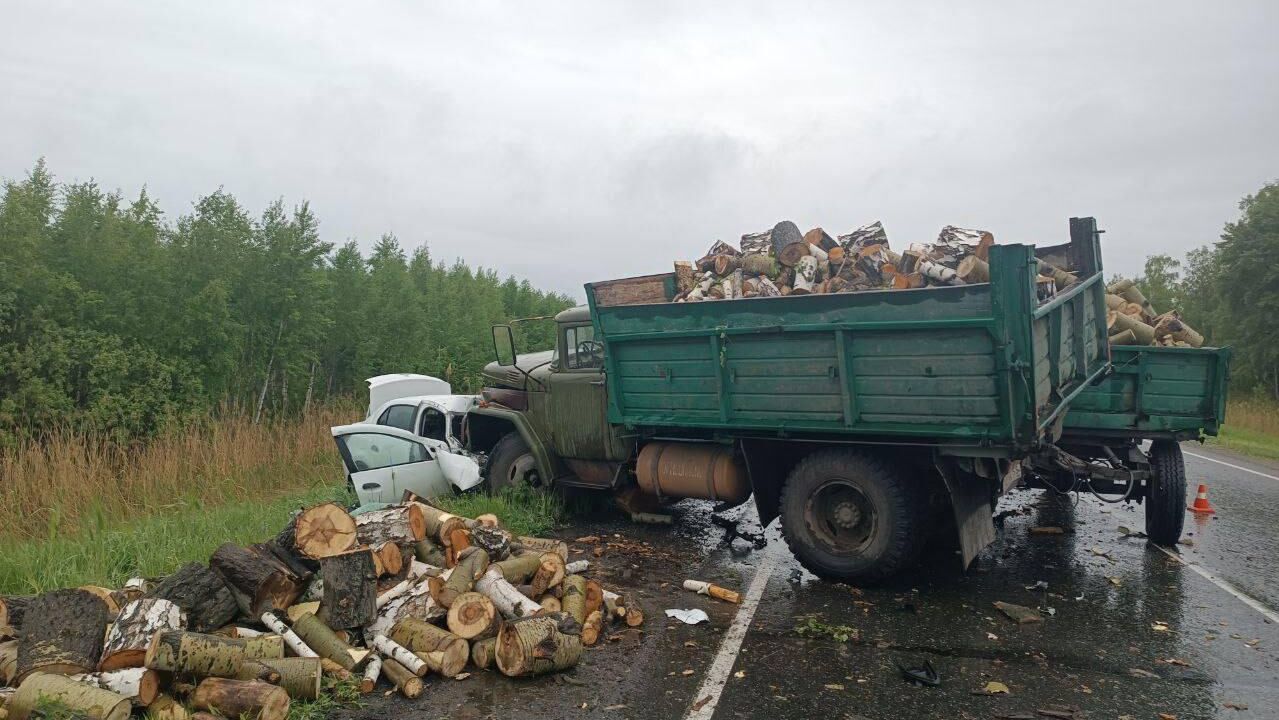 Место ДТП с грузовиком в Омской области. 27 мая 2025 - РИА Новости, 1920, 27.05.2025
