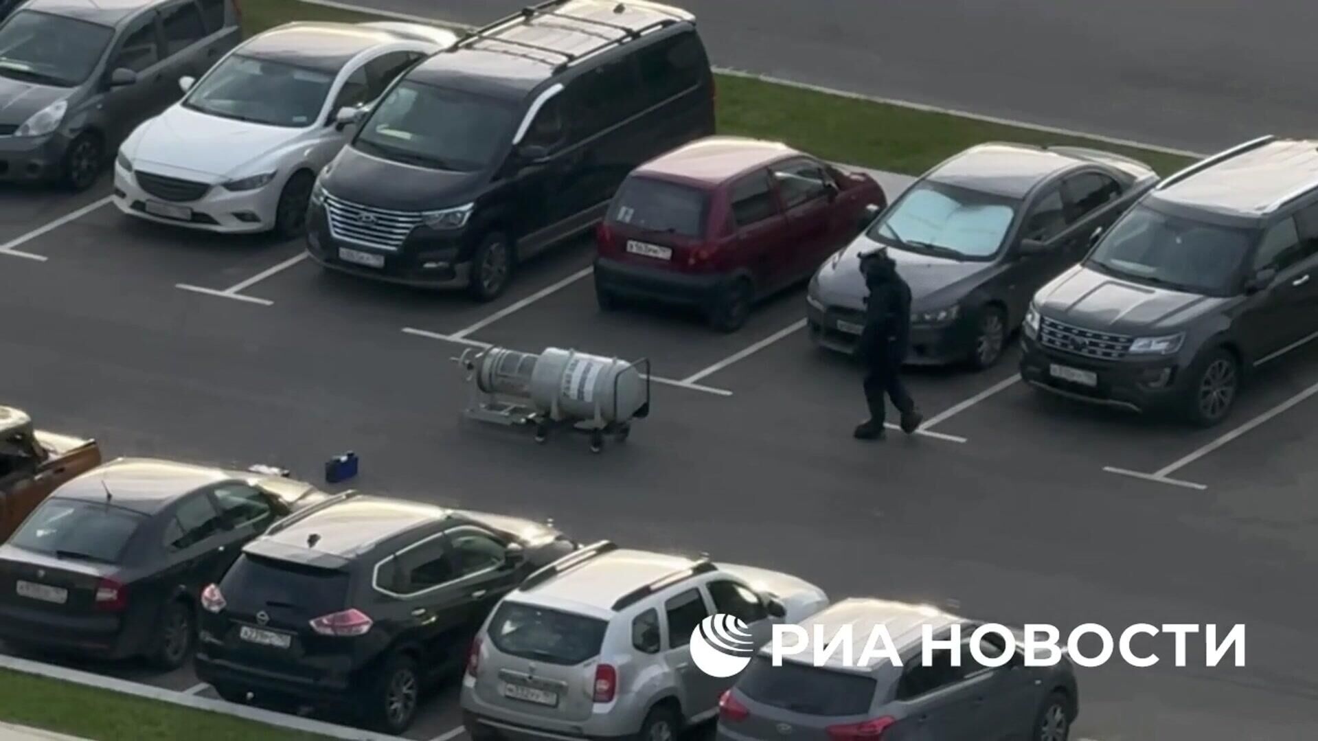 Робот-сапер снял с внедорожника подозрительный предмет на парковке в Москве - РИА Новости, 1920, 27.05.2025