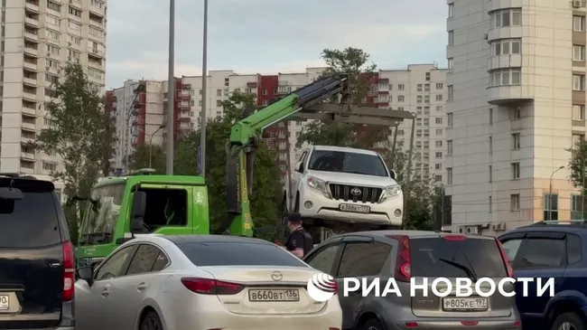Эвакуация машины, с которой сняли подозрительный предмет у станции метро Тропарево в Москве