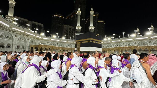 Паломники совершают молитвы перед праздником Курбан Байрам в мечети аль-Харам в Мекке, Саудовская Аравия