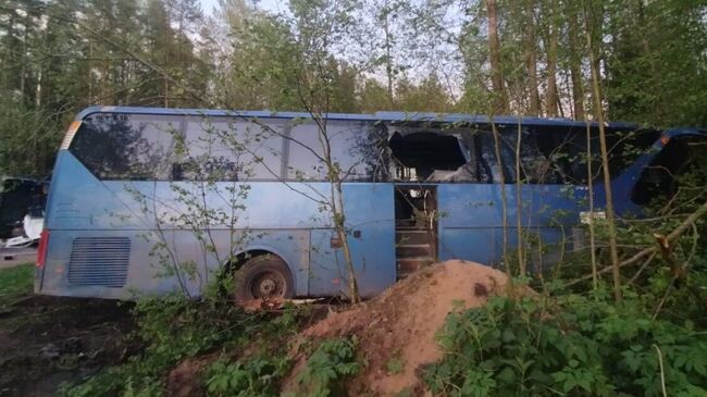 Место ДТП с участием автобуса в Кингисеппском районе Ленинградской области. 27 мая 2025