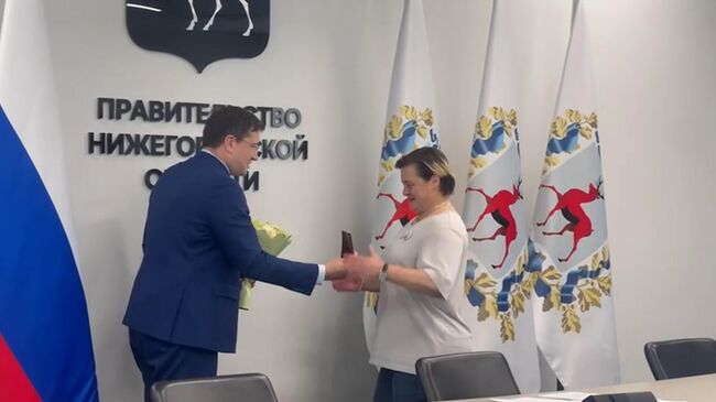 Глава фонда Мост мира Лиана Килинч получает паспорт гражданина России