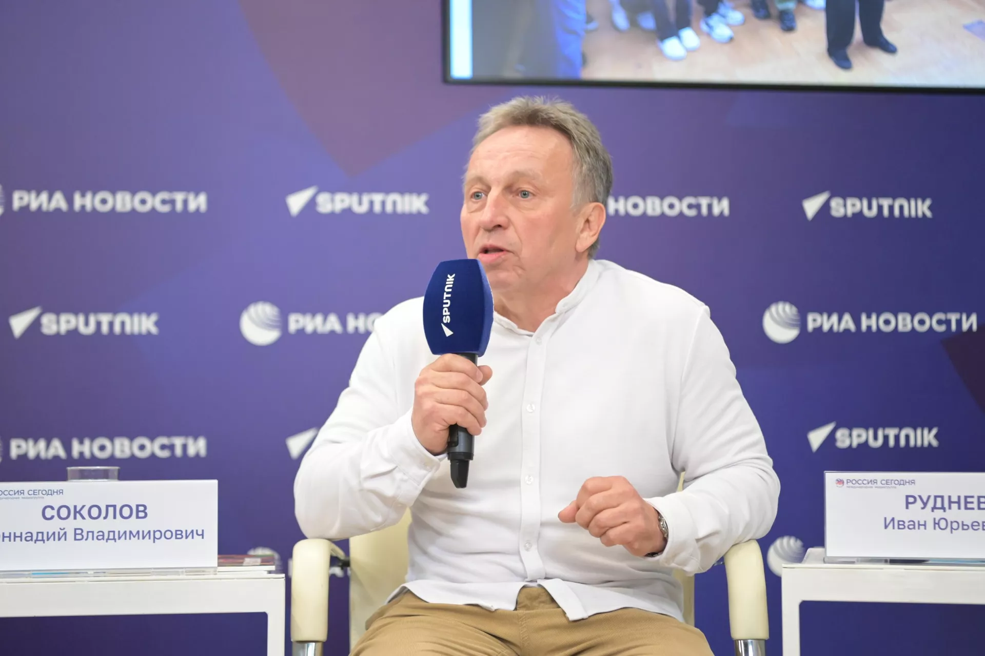Заслуженный учитель России, руководитель художественного направления школы №548 Царицыно Геннадий Соколов - РИА Новости, 1920, 28.05.2025