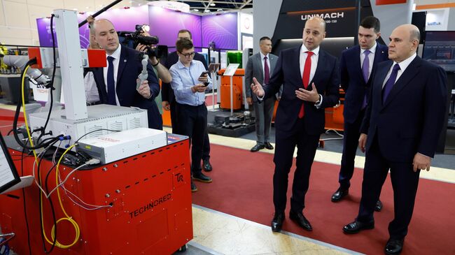 Председатель правительства РФ Михаил Мишустин осматривает стенд компании Лассард на выставке Металлообработка - 2025 в Москве