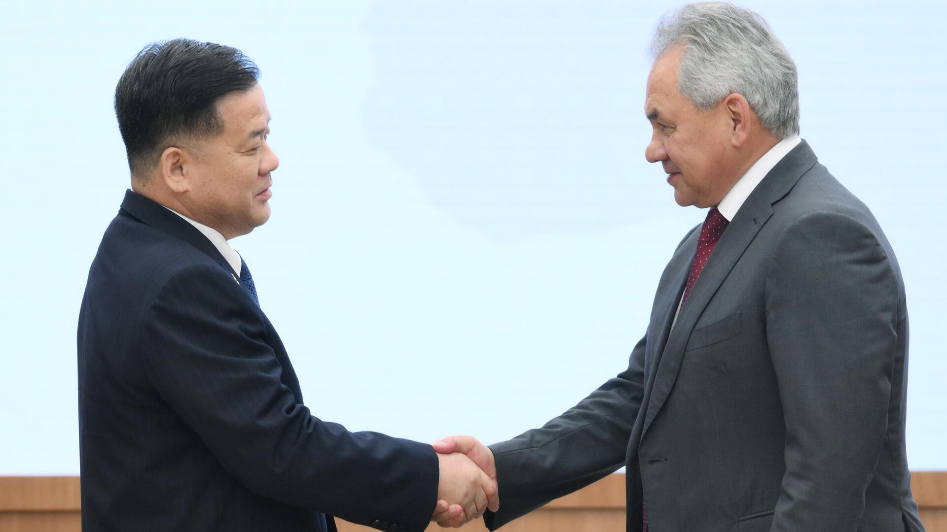 Секретарь Совета безопасности РФ Сергей Шойгу и министр государственной безопасности КНДР Ли Чхан Дэ - РИА Новости, 1920, 29.05.2025