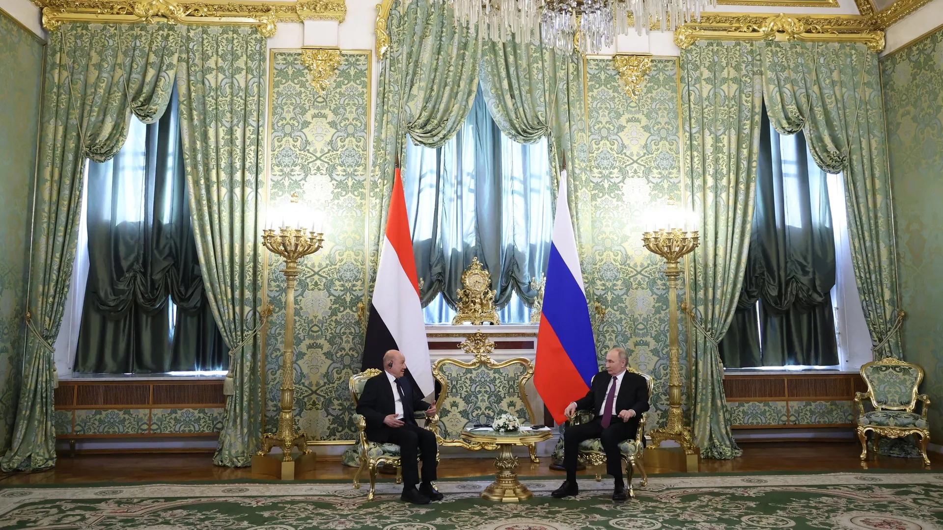 Президент РФ Владимир Путин и председатель Руководящего президентского совета Йеменской Республики Рашад Аль-Алими во время встречи - РИА Новости, 1920, 04.06.2025