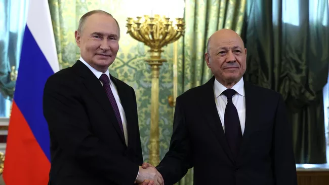 Президент РФ Владимир Путин и председатель Руководящего президентского совета Йеменской Республики Рашад Аль-Алими. 28 мая 2025