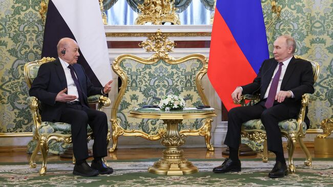 Президент РФ Владимир Путин и председатель Руководящего президентского совета Йеменской Республики Рашад Аль-Алими во время встречи