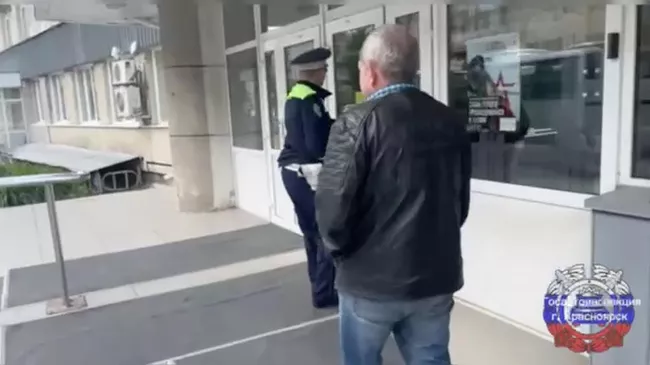 Задержанный водитель, пытавшийся уплыть от сотрудников ГИБДД по реке Енисей 