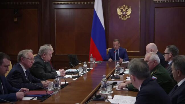 Медведев об укомплектованности ВС России