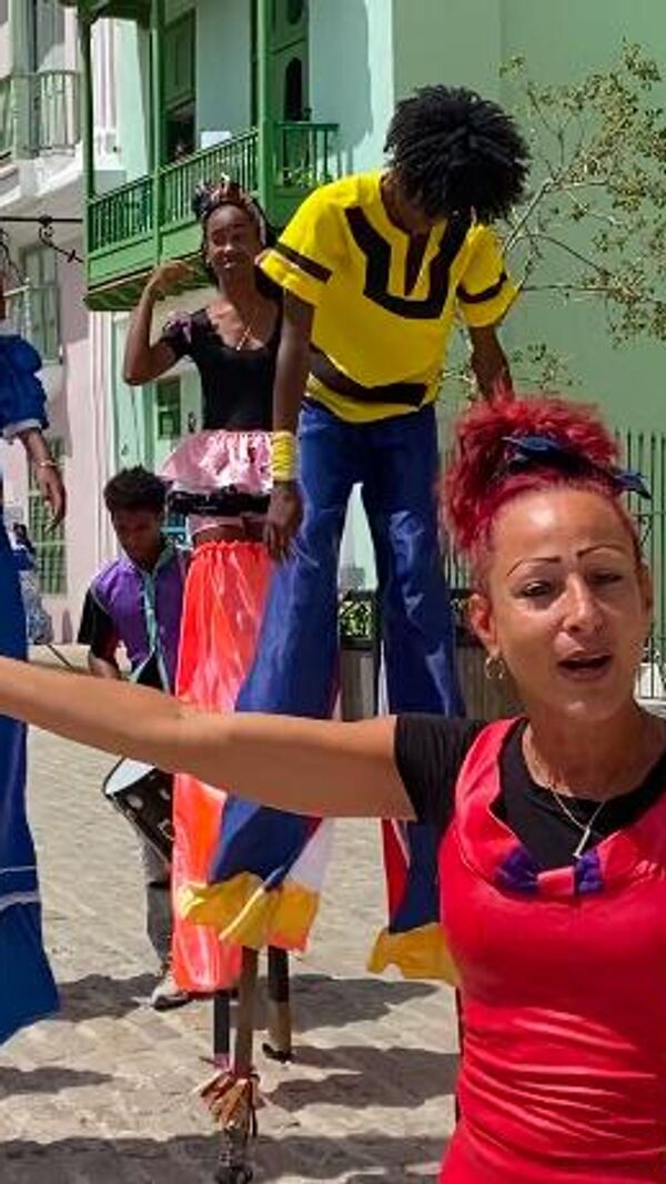 Скоморохи в центре Гаваны Скоморохи в центре Гаваны