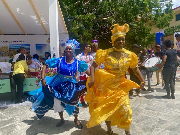 Танцоры в национальных костюмах Танцоры в национальных костюмах