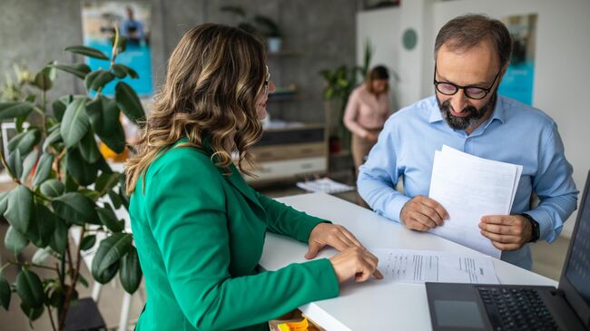 Мужчина разговаривает с сотрудником банка