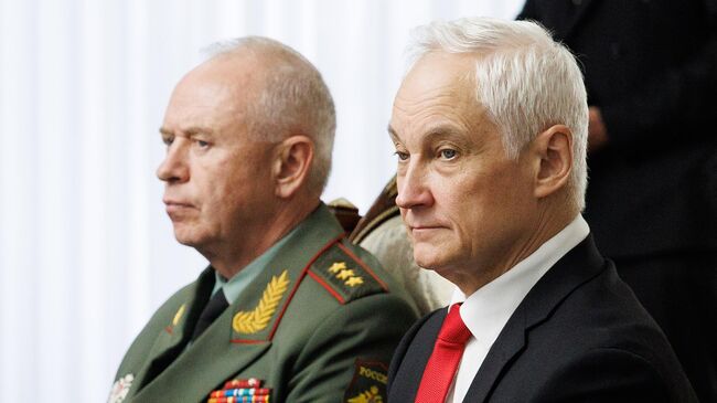 Замминистра обороны России Александр Фомин слева от министра обороны страны Андрея Белоусова