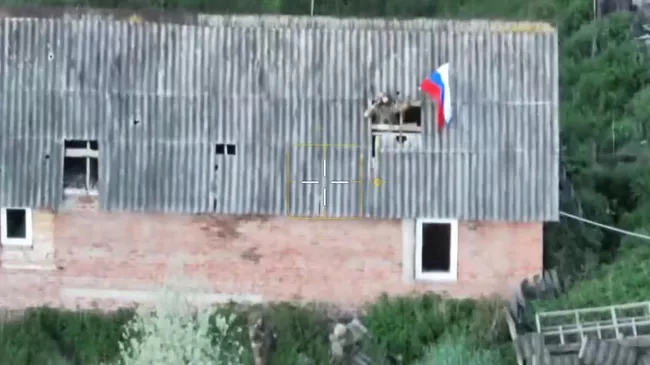 Российский флаг в освобожденной Строевке в Харьковской области