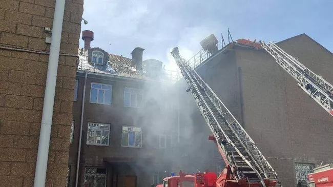 Пожар на крыше здания школы №4 на улице Ахметова в Уфе
