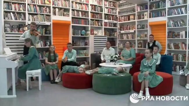 Многодетная семья из Пензы во время общения с президентом РФ Владимиром Путиным по видеосвязи исполнила небольшой музыкальный отрывок