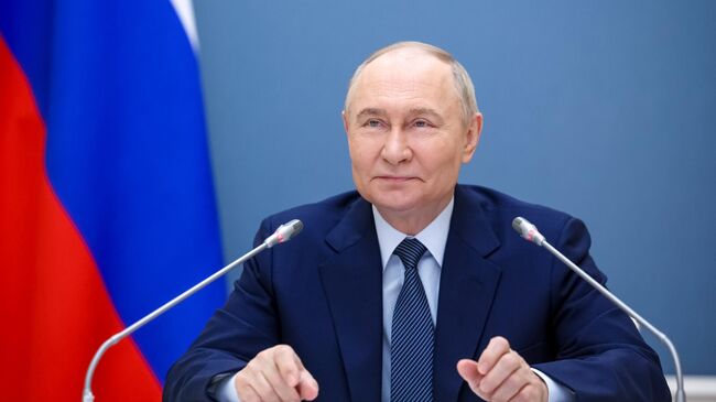 Президент РФ Владимир Путин во время встречи в режиме видеоконференции с семьями, награжденными орденом Родительская слава, и матерями, удостоенными почетного звания Мать-героиня