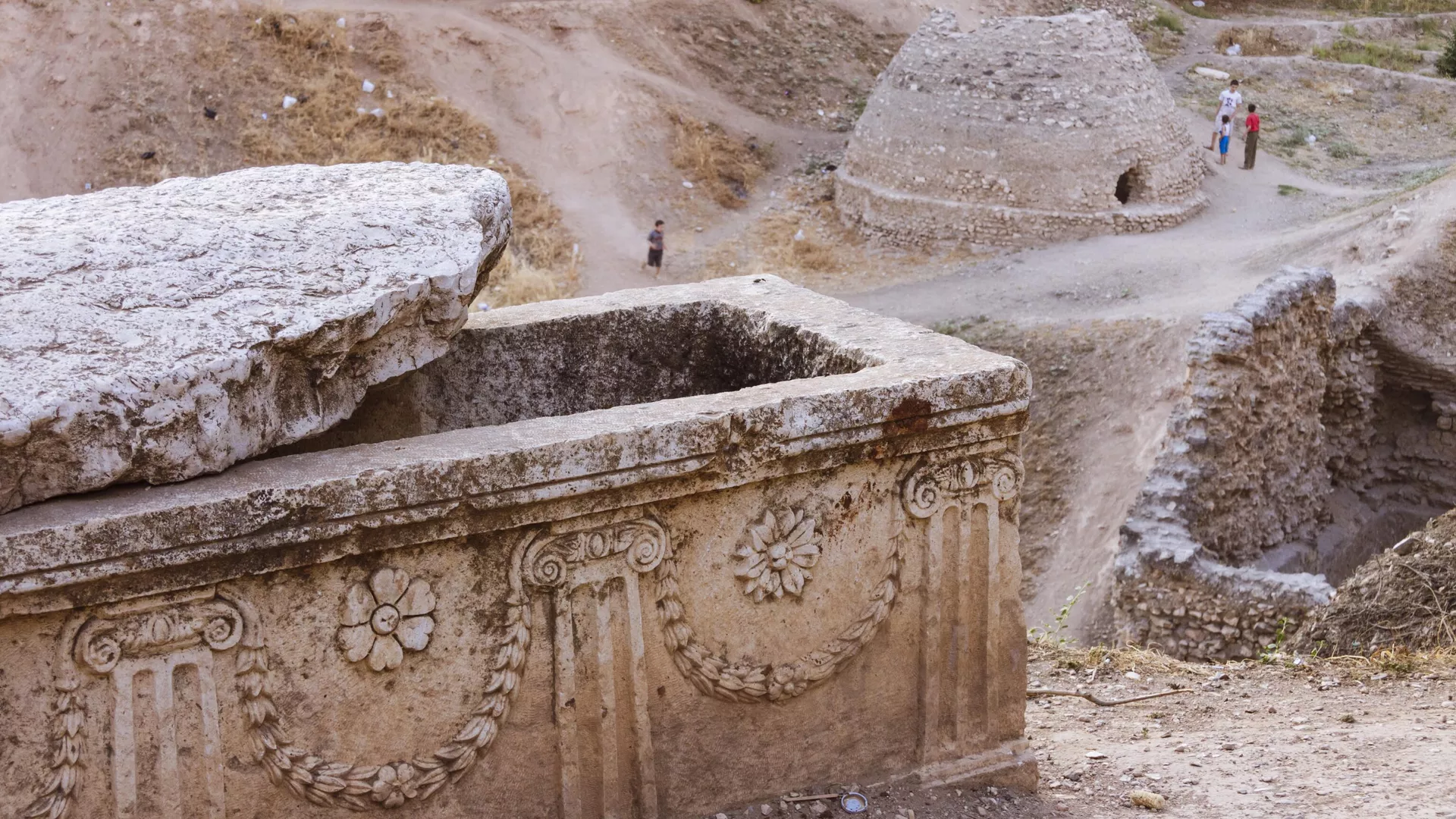 AP: археологи из Венгрии вскрыли саркофаг, пролежавший в земле 1700 лет