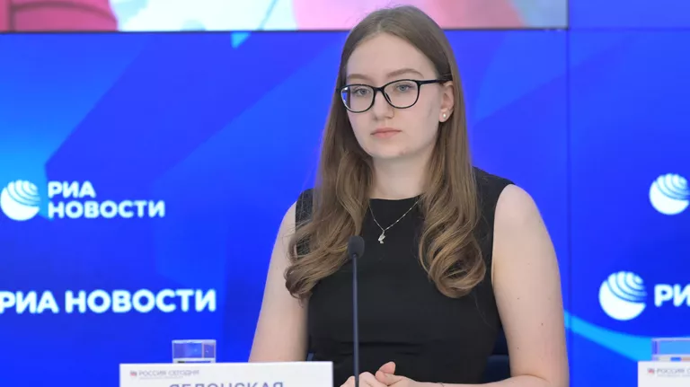 Студентка Государственного института русского языка им. А. С. Пушкина Арина Яблонская Студентка Государственного института русского языка им. А. С. Пушкина Арина Яблонская
