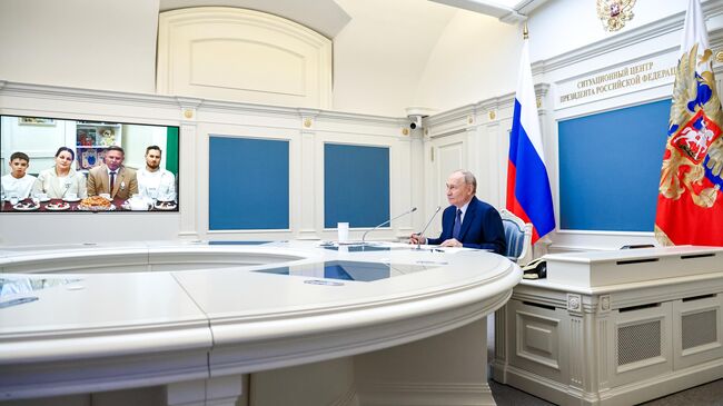 Президент РФ Владимир Путин встретился с семьями, награжденными орденом Родительская слава, и матерями, удостоенными почетного звания Мать-героиня
