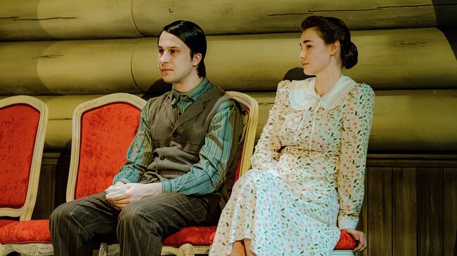 Сцена из спектакля Смерть Тузенбаха, или Подлинная история Ольги, Ирины и Маши в Театре на Бронной  Сцена из спектакля Смерть Тузенбаха, или Подлинная история Ольги, Ирины и Маши в Театре на Бронной