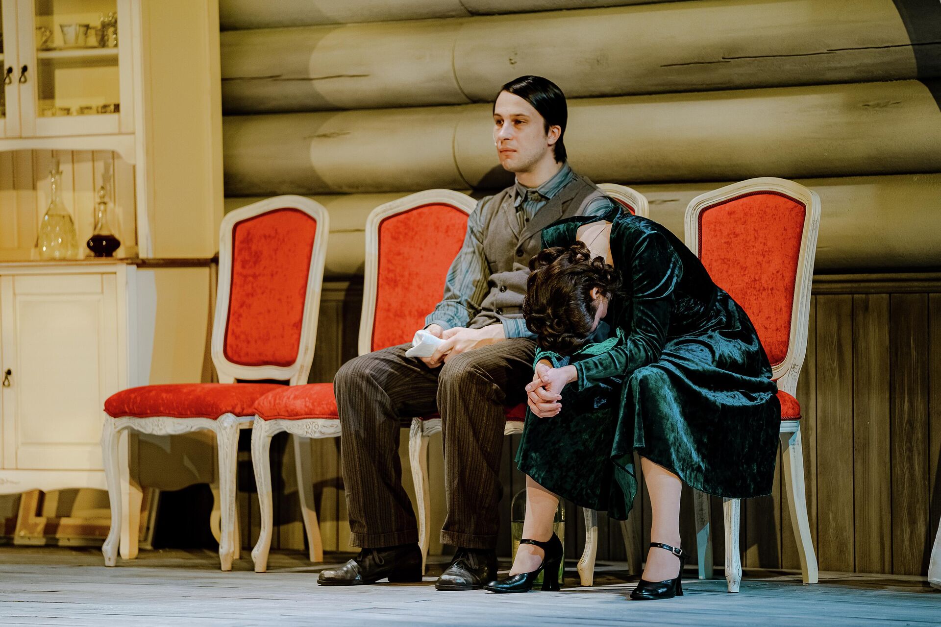 Сцена из спектакля Смерть Тузенбаха, или Подлинная история Ольги, Ирины и Маши в Театре на Бронной  Сцена из спектакля Смерть Тузенбаха, или Подлинная история Ольги, Ирины и Маши в Театре на Бронной