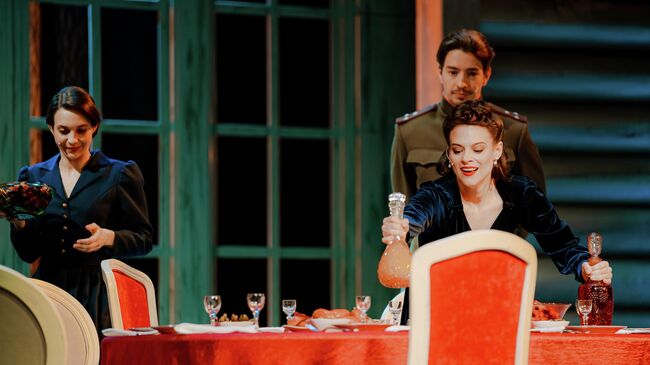 Дарья Жовнер (Ольга Фрост), Анастасия Морозюк (Мария Фрост) и Никита Худяков (Паулюс) в спектакле Смерть Тузенбаха, или Подлинная история Ольги, Ирины и Маши  Дарья Жовнер (Ольга Фрост), Анастасия Морозюк (Мария Фрост) и Никита Худяков (Паулюс) в спектакле Смерть Тузенбаха, или Подлинная история Ольги, Ирины и Маши