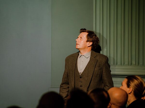 Сцена из спектакля Смерть Тузенбаха, или Подлинная история Ольги, Ирины и Маши в Театре на Бронной  Сцена из спектакля Смерть Тузенбаха, или Подлинная история Ольги, Ирины и Маши в Театре на Бронной