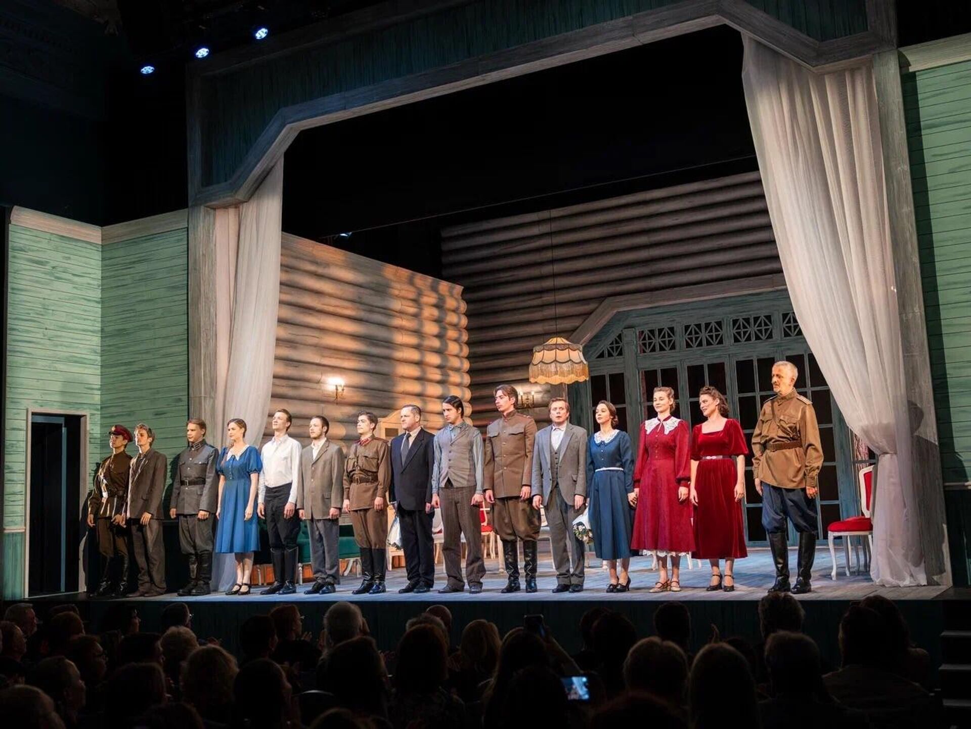 Сцена из спектакля Смерть Тузенбаха, или Подлинная история Ольги, Ирины и Маши в Театре на Бронной  Сцена из спектакля Смерть Тузенбаха, или Подлинная история Ольги, Ирины и Маши в Театре на Бронной