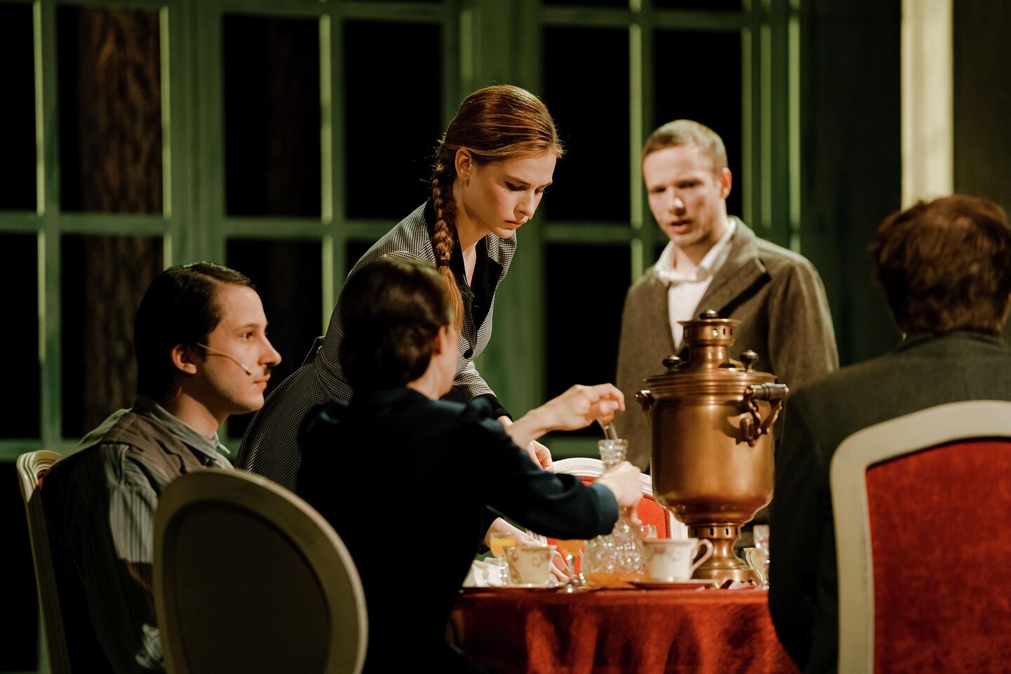 Сцена из спектакля Смерть Тузенбаха, или Подлинная история Ольги, Ирины и Маши в Театре на Бронной  Сцена из спектакля Смерть Тузенбаха, или Подлинная история Ольги, Ирины и Маши в Театре на Бронной