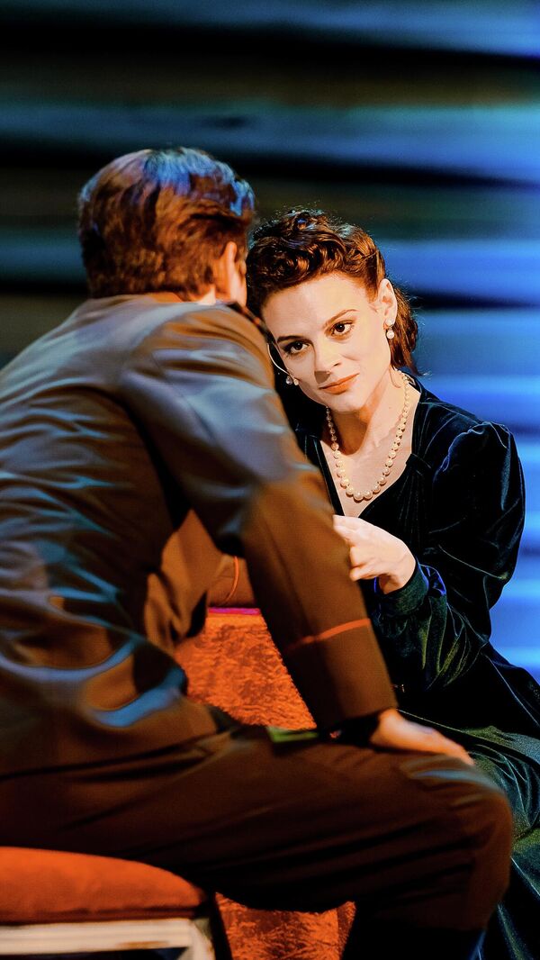 Сцена из спектакля Смерть Тузенбаха, или Подлинная история Ольги, Ирины и Маши в Театре на Бронной  Сцена из спектакля Смерть Тузенбаха, или Подлинная история Ольги, Ирины и Маши в Театре на Бронной