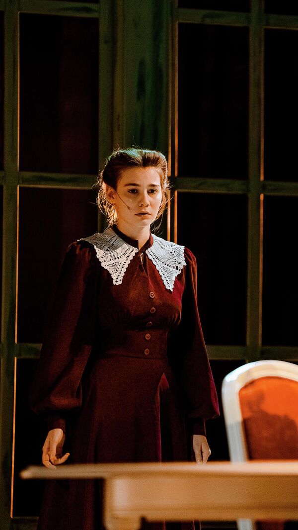 Сцена из спектакля Смерть Тузенбаха, или Подлинная история Ольги, Ирины и Маши в Театре на Бронной  Сцена из спектакля Смерть Тузенбаха, или Подлинная история Ольги, Ирины и Маши в Театре на Бронной