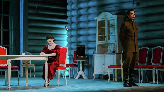 Сцена из спектакля Смерть Тузенбаха, или Подлинная история Ольги, Ирины и Маши в Театре на Бронной  Сцена из спектакля Смерть Тузенбаха, или Подлинная история Ольги, Ирины и Маши в Театре на Бронной