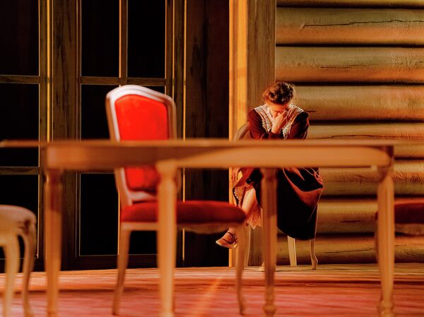 Сцена из спектакля Смерть Тузенбаха, или Подлинная история Ольги, Ирины и Маши в Театре на Бронной  Сцена из спектакля Смерть Тузенбаха, или Подлинная история Ольги, Ирины и Маши в Театре на Бронной