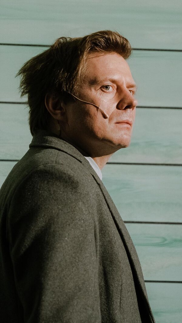 Евгений Перевалов в роли барона Тузенбаха в спектакле Смерть Тузенбаха, или Подлинная история Ольги, Ирины и Маши в Театре на Бронной  Евгений Перевалов в роли барона Тузенбаха в спектакле Смерть Тузенбаха, или Подлинная история Ольги, Ирины и Маши в Театре на Бронной