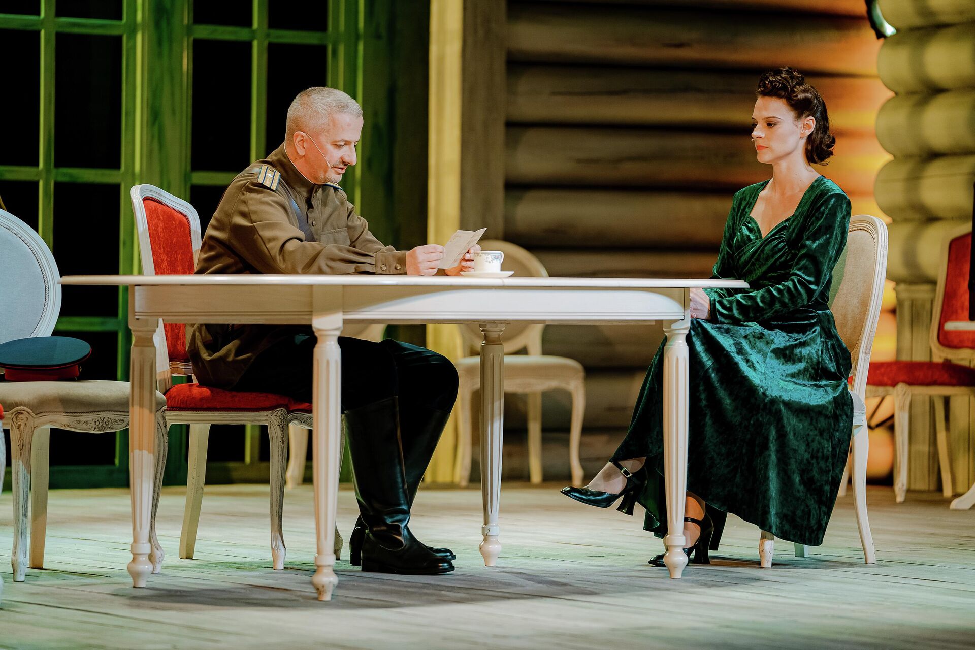 Константин Богомолов (майор Соленый) и Дарья Жовнер (Ольга Фрост) в спектакле Смерть Тузенбаха, или Подлинная история Ольги, Ирины и Маши   Константин Богомолов (майор Соленый) и Дарья Жовнер (Ольга Фрост) в спектакле Смерть Тузенбаха, или Подлинная история Ольги, Ирины и Маши